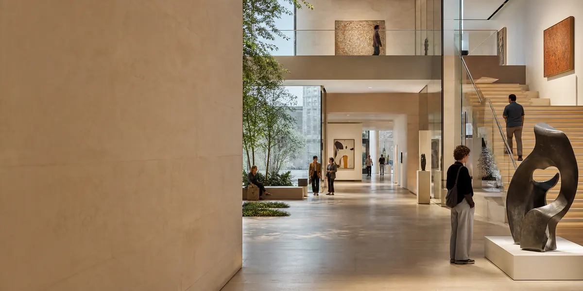 Visiteurs reliés par les perspectives d’un musée d’art international