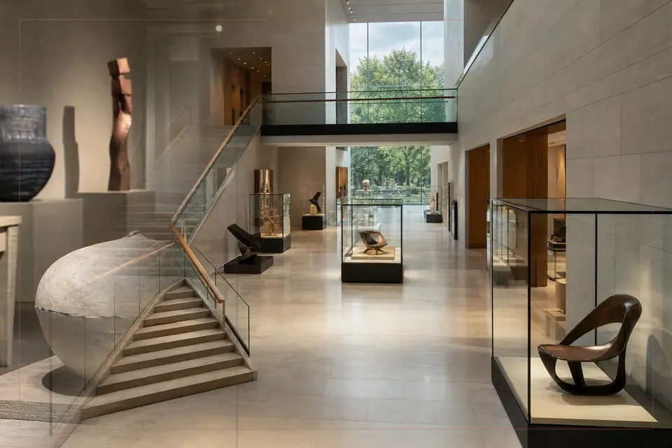 Composition éditoriale consacrée aux arts visuels pour le guide de Musée Cantini