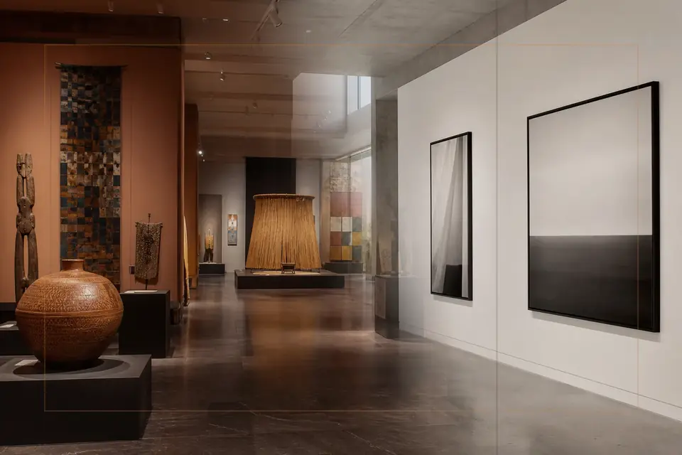 Composition éditoriale consacrée aux arts visuels pour le guide de Musée national du Mali