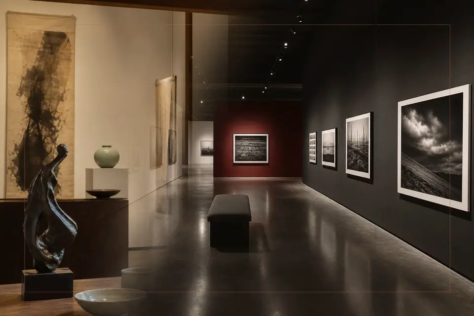 Composition éditoriale consacrée aux arts visuels pour le guide de Musée Rath