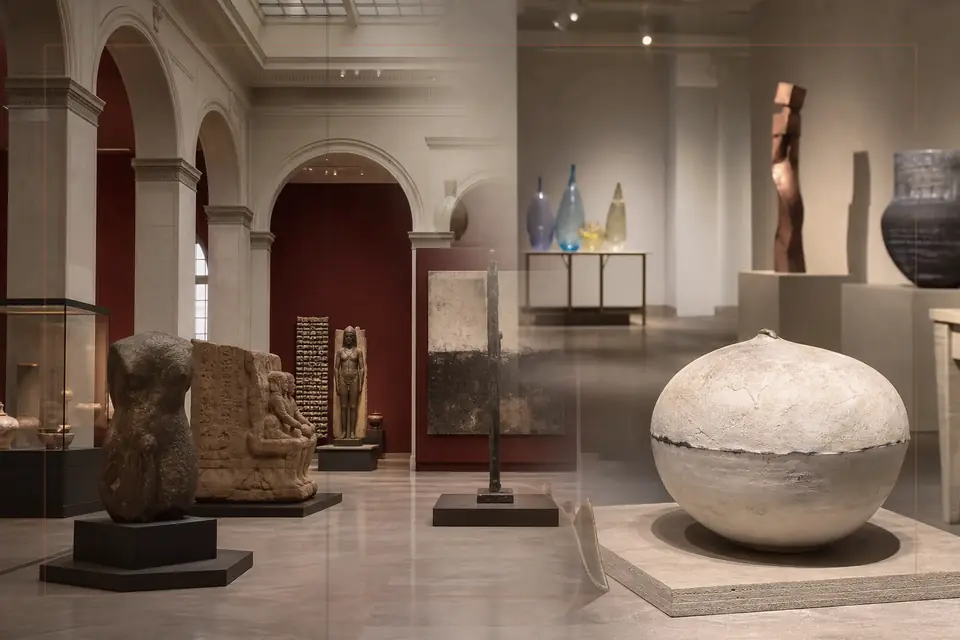 Composition éditoriale consacrée aux arts visuels pour le guide de Museum Barberini