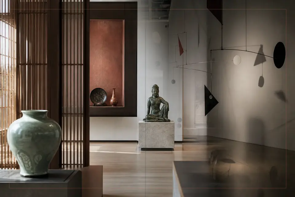Composition éditoriale consacrée aux arts visuels pour le guide de Museum of Cycladic Art