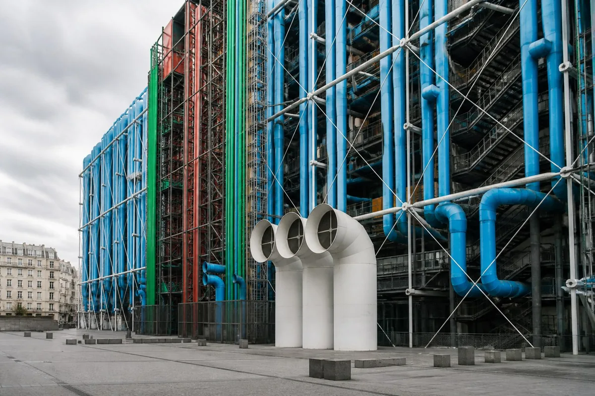 Composition éditoriale consacrée aux arts visuels pour le guide de Centre Pompidou