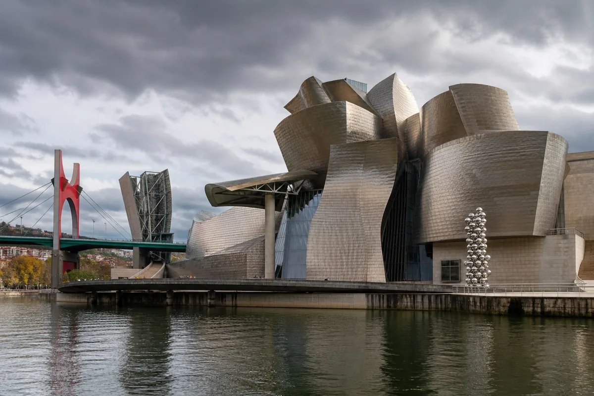 Composition éditoriale consacrée aux arts visuels pour le guide de Guggenheim Museum Bilbao