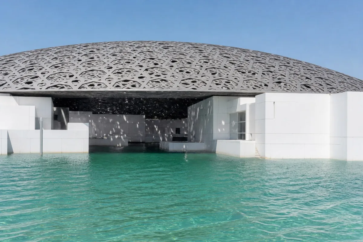 Composition éditoriale consacrée aux arts visuels pour le guide de Louvre Abu Dhabi