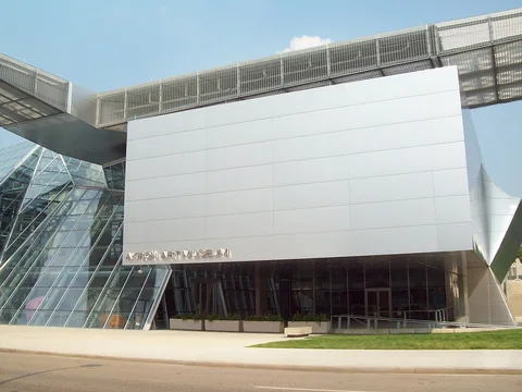 Photographie d’archive associée à Akron Art Museum