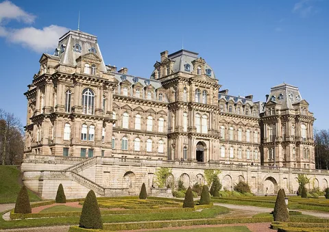 Photographie d’archive associée à Bowes Museum