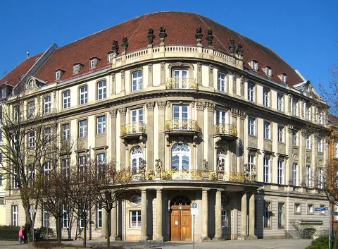 Photographie d’archive associée à Ephraim-Palais