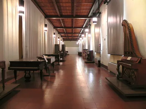 Photographie d’archive associée à Museum of Musical Instruments